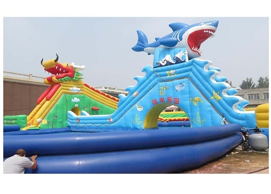 중국 큰 파란 수영풀을 가진 0.9MM PVC 방수포 큰 용/상어 팽창식 물 공원 공장